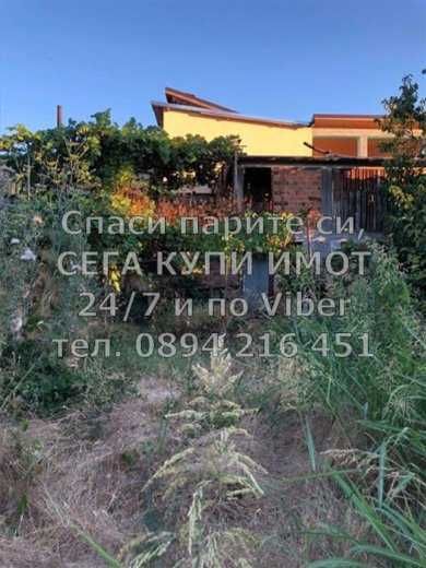 код 61604. Двуетажна тухлена къща 200м2 с двор 900м2 със стоп. сгради