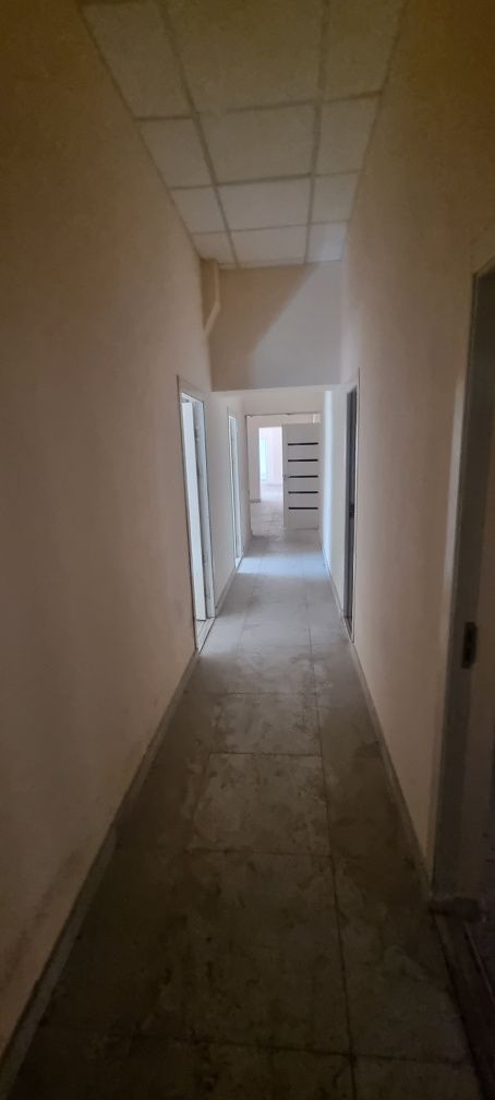 Ohangaron shahrida yo'lni bo'yida noturar bino ijaraga beriladi.