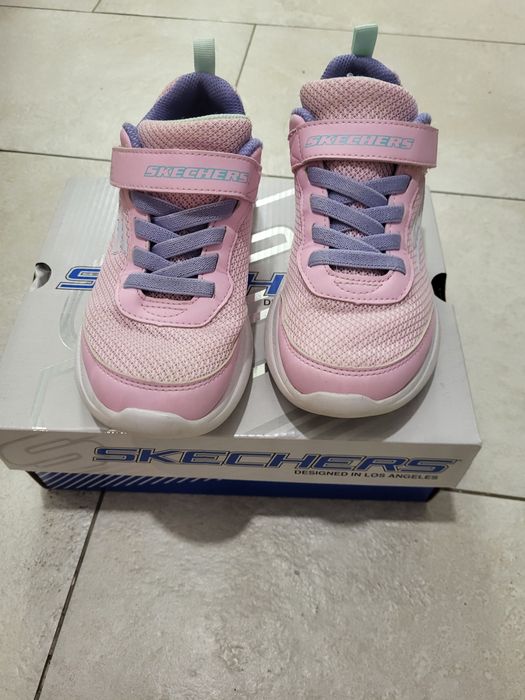 Vand adidasi fete nr 32. Se ridica din sat Giroc. Preț 90 lei