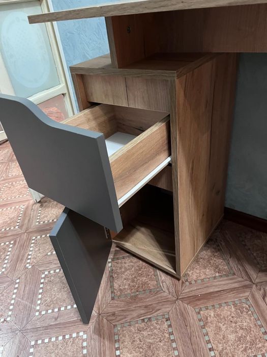 Продается письменный стол