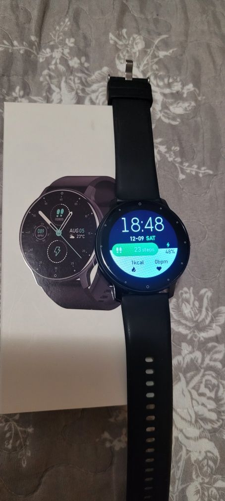 Smartwatch nou cu diferite funcți.