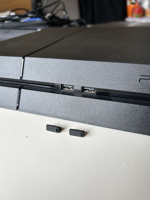 1TB PS4 с 2 контролера, 3 игри и специална чанта