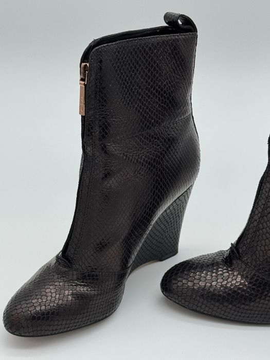 Продавам дамски боти Clarks