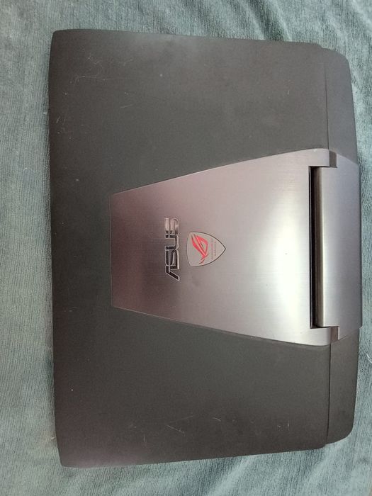 Vând/Schimb/ se vinde și pe piese/până acum este intreg laptop/ ASUS R