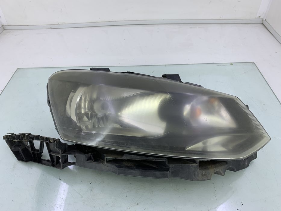 Dezmembrez Far dreapta de pe VW POLO 6R 2012
