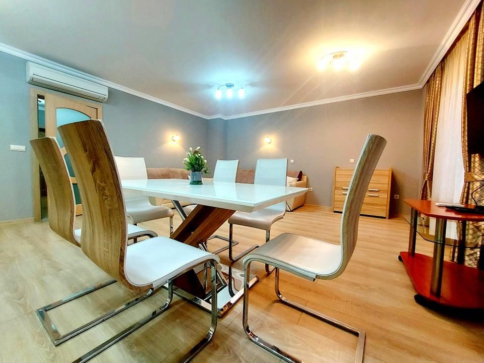 Дава се под наем Двустаен апартамент в Бургас, Център - 80 кв.м за 765 € - Снимка #1