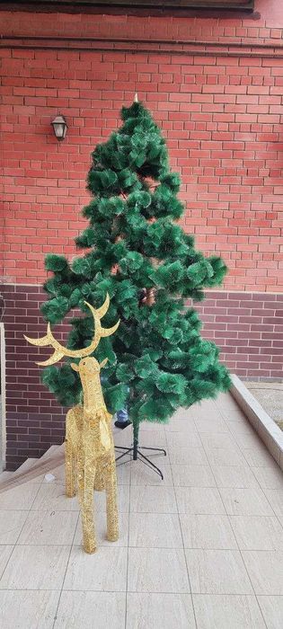 Archa, o'yinchoqlar, 2 ta kiyik va zarlari bilan sotiladi.