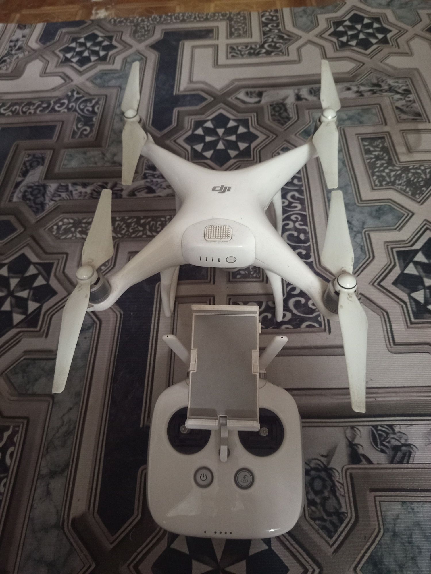Рабочий дрон DJI Phantom 4