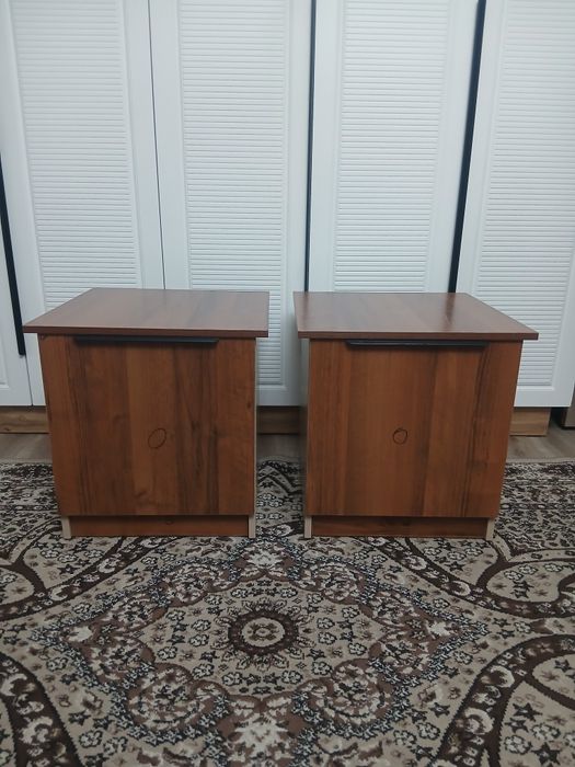 Прикроватные тумбочки.