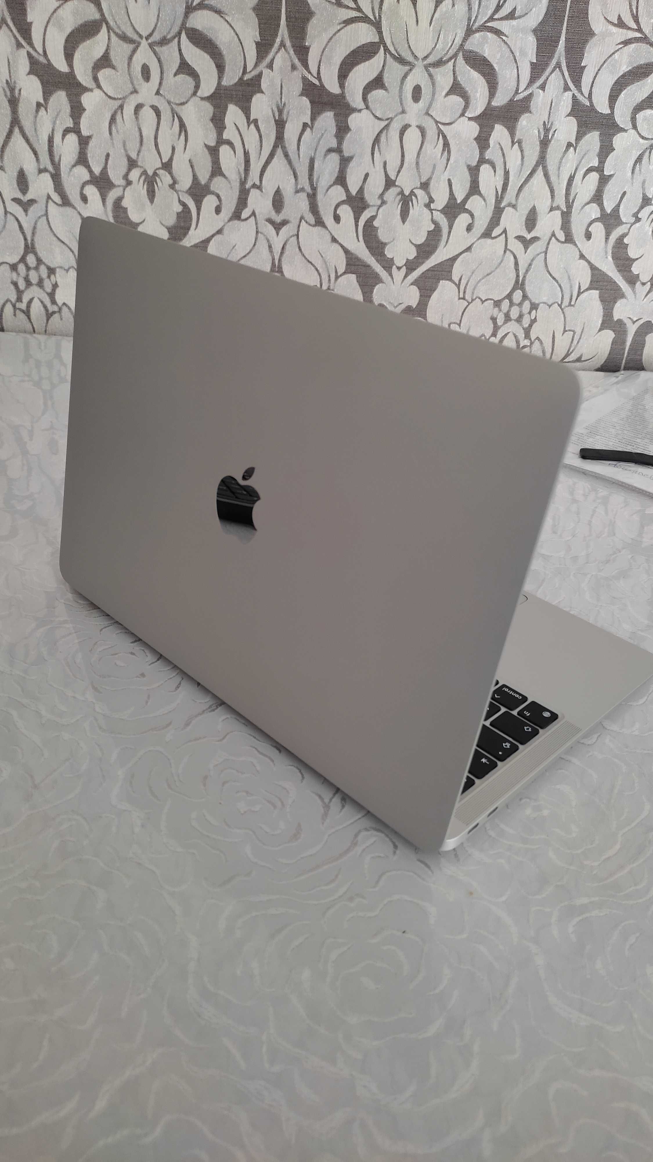 Macbook Air 13 MGN93 (RU) почти новый