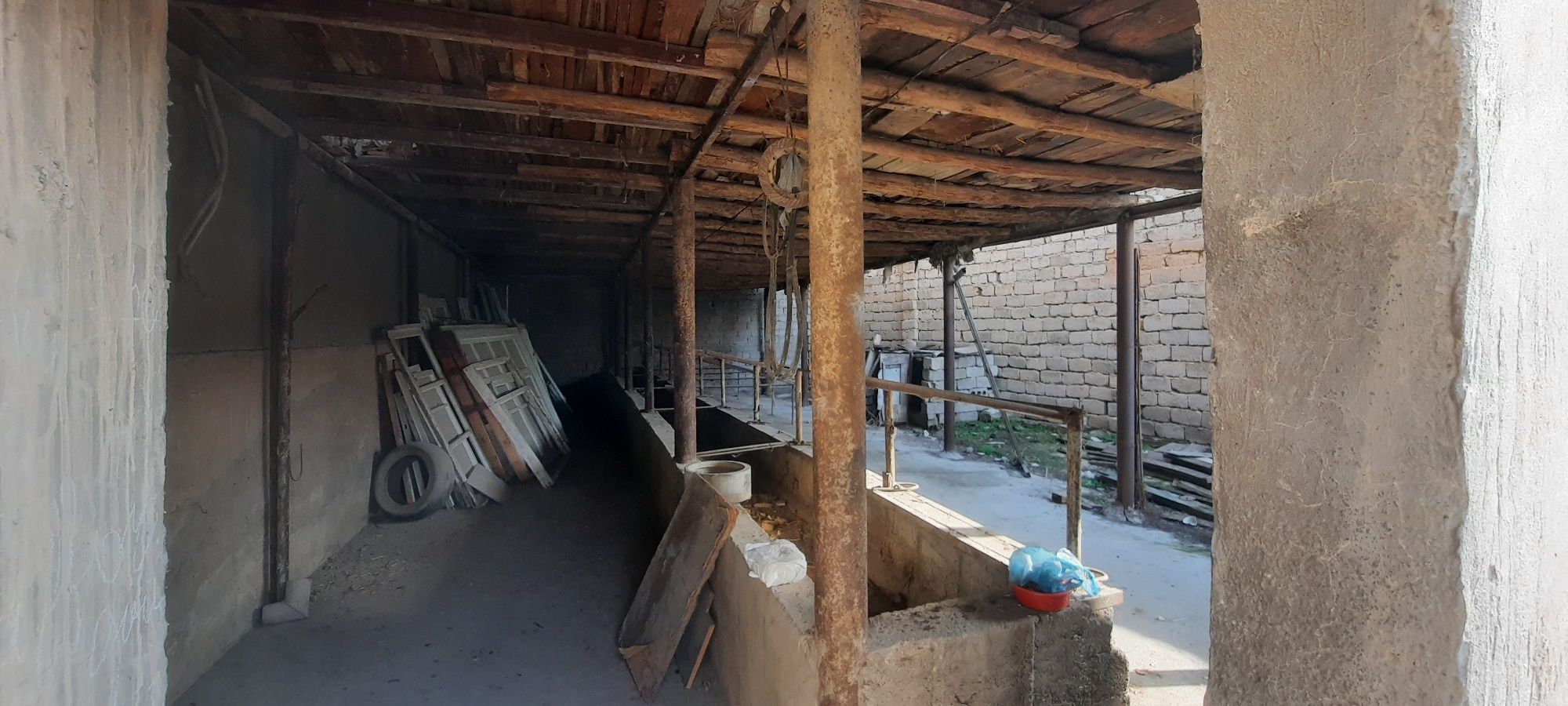 Xovli  uy sotiladi 8 sotix