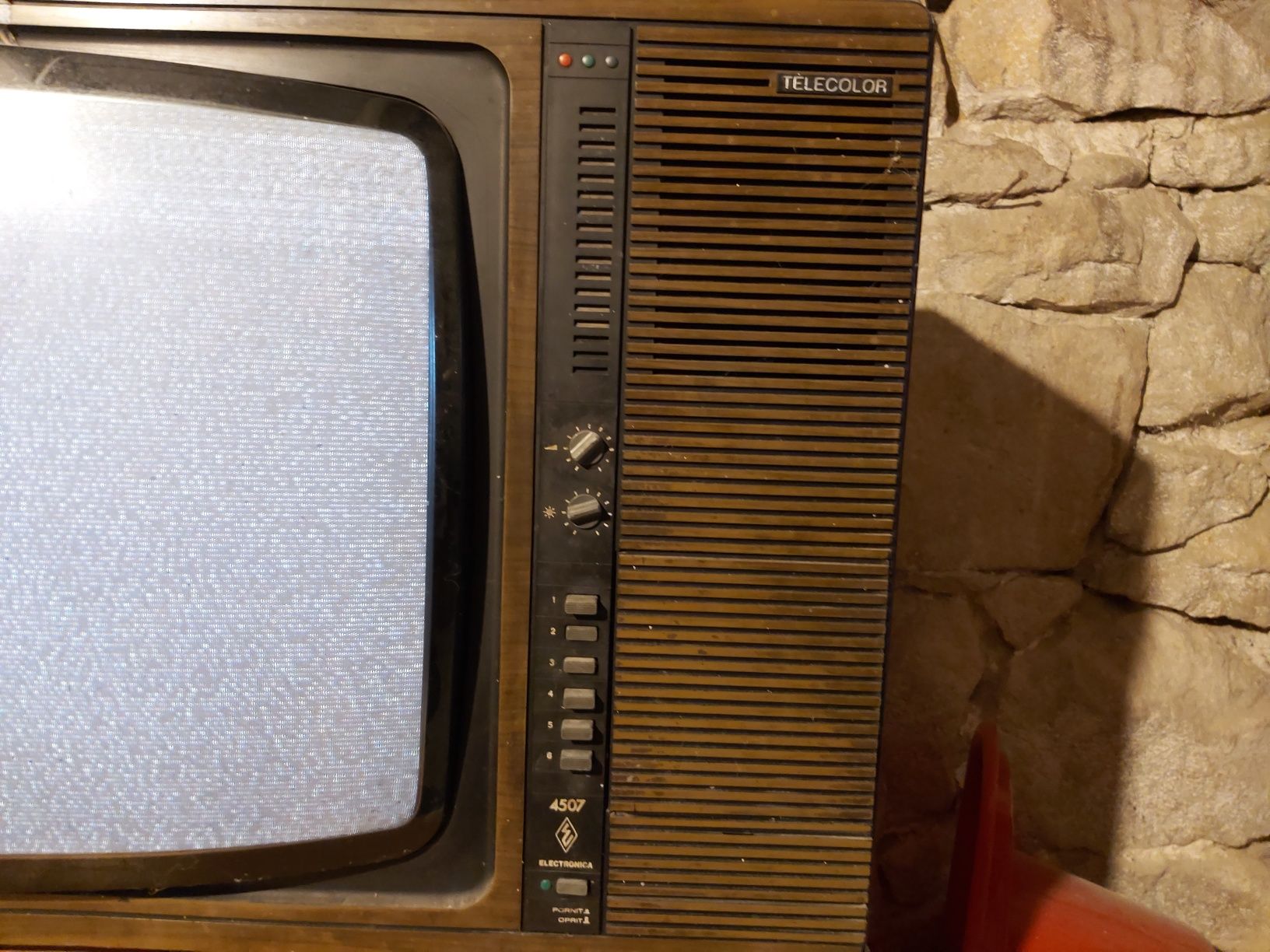 Vând televizor vintage marca TELECOLOR