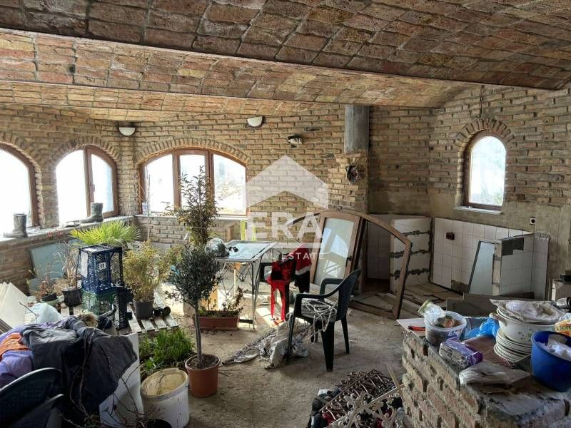 Триетажна новострояща се къща за продажба, с двор и морска панорама, в