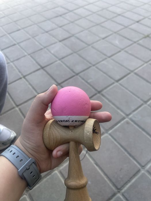 Kendamă krom pop roz semnată de katiușa , sergiu și vlad toată echipa