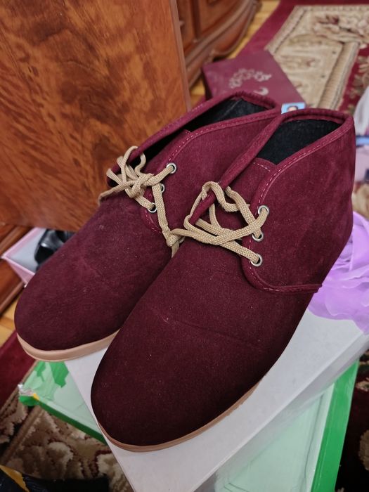 Ayollar uchun oyoq kiyim sumkasi bilan