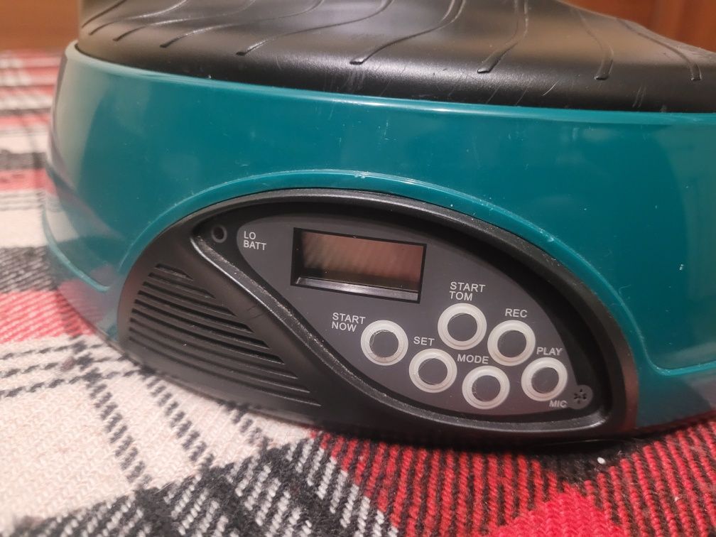 Продавам автоматична хранилка Pet Feeder КН 6900
