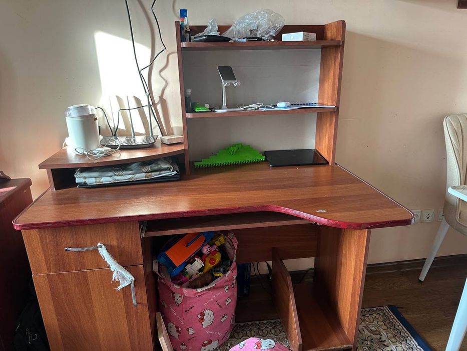 Компьютерный стол сотилади