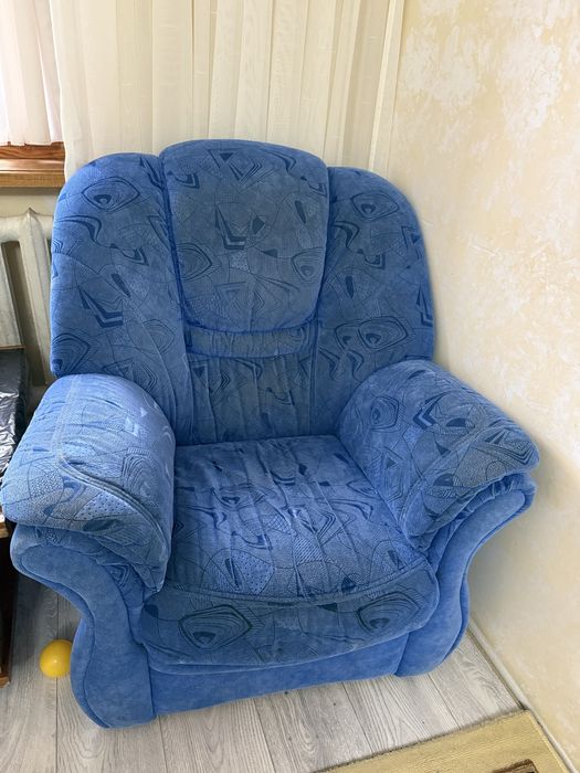 Продается диван с креслами.