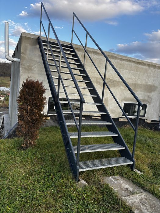 Scara metalica exterior