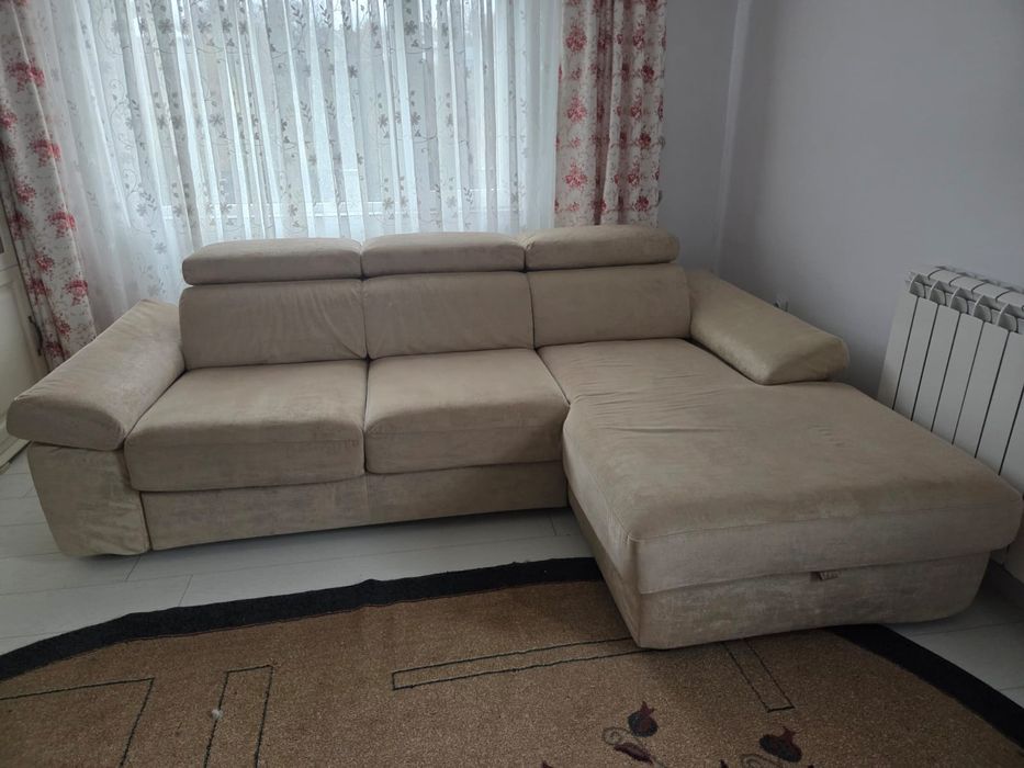 Vând canapea tip colțar , extensibila si cu lada de depozitare.