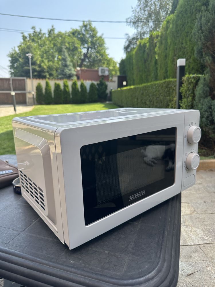 Микровълнова Black Decker BXMY700E 700.0 W, 20.00 L