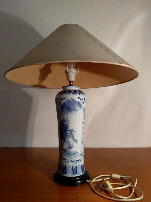 Lampa asiatica, portelan ’Albastru si Alb’- Veche si rara piesa