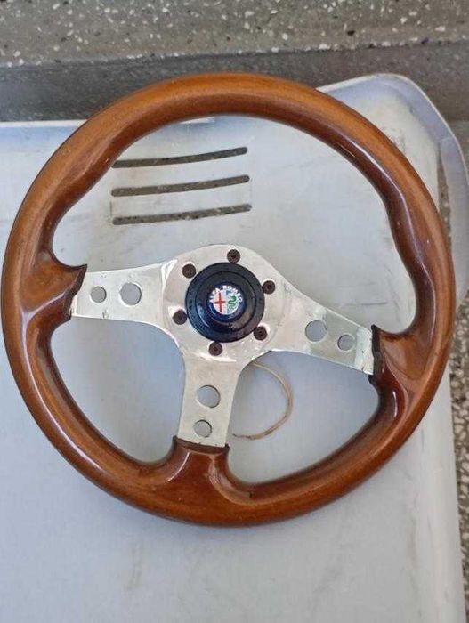 Продавам спортен волан от Alfa Romeo