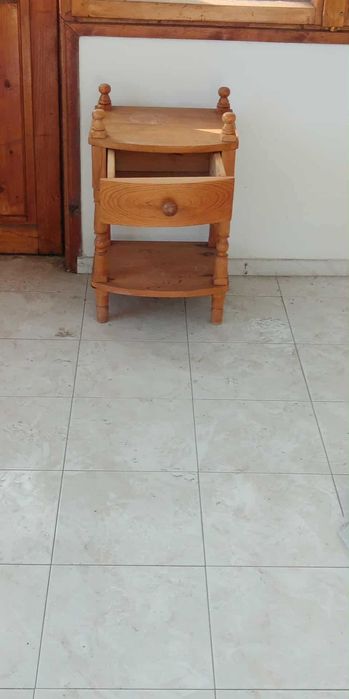 Нощни шкафчета, естествено дърво. В много добро състояние