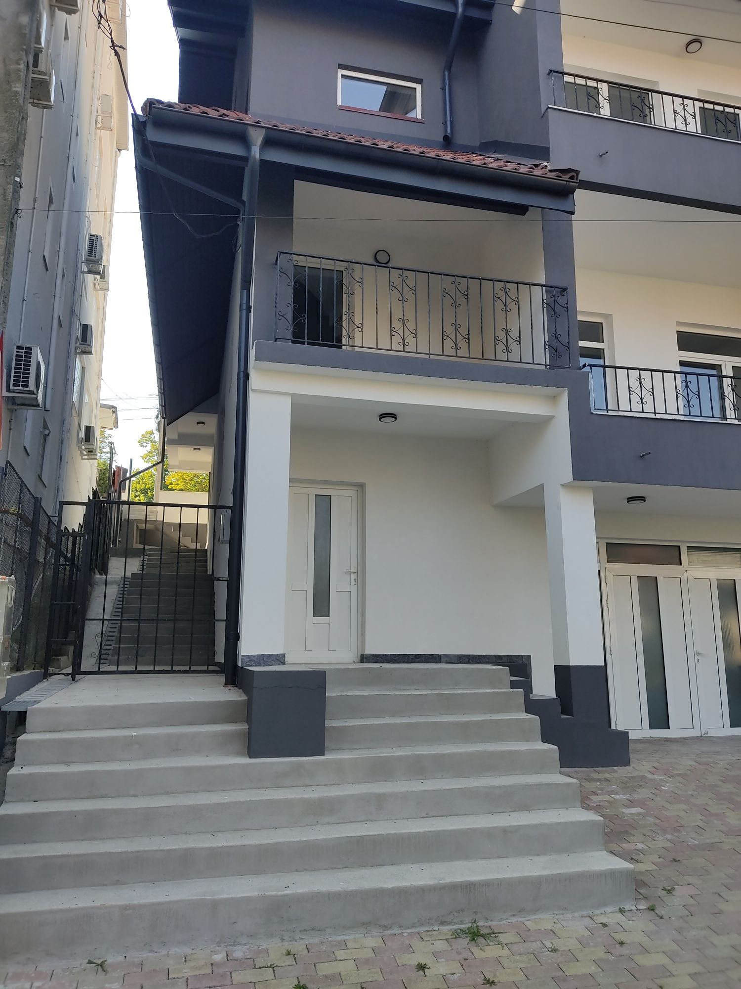De închiriat clădire ptr spatii comerciale zona  Stadionului, Pitești