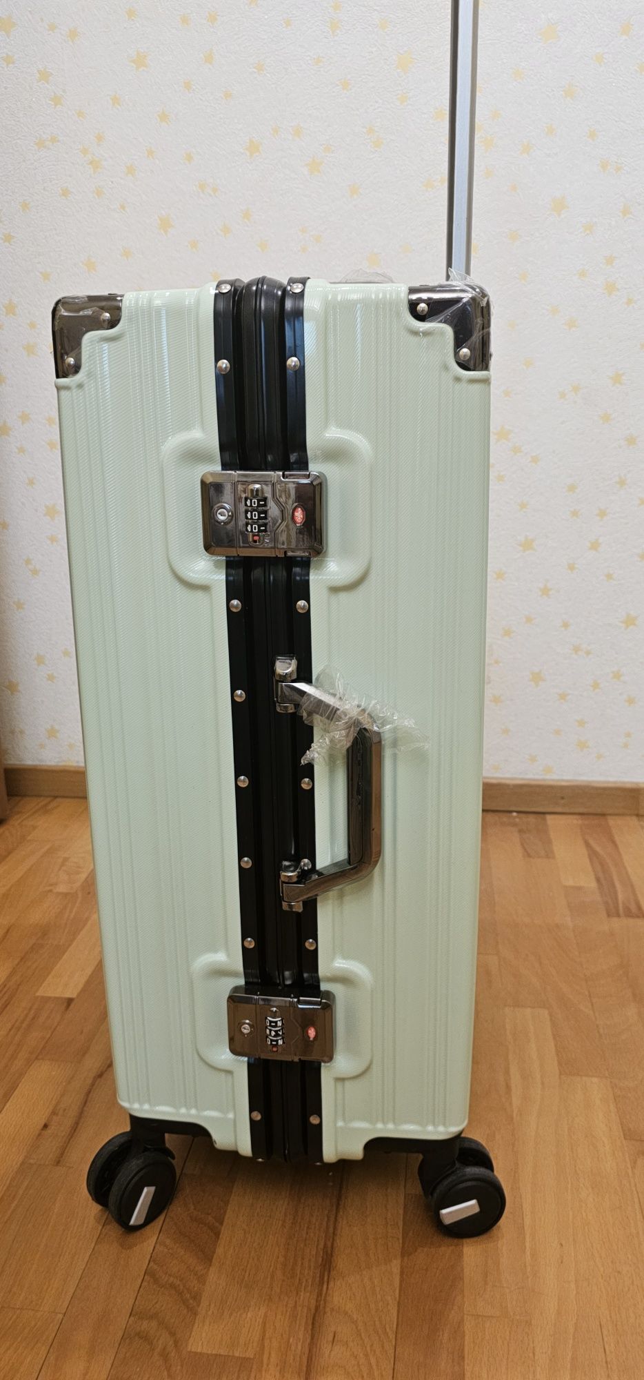 Продаю новый чемодан Про-во Вьетнам. Лёгкий. Отличное качество. Алюмин