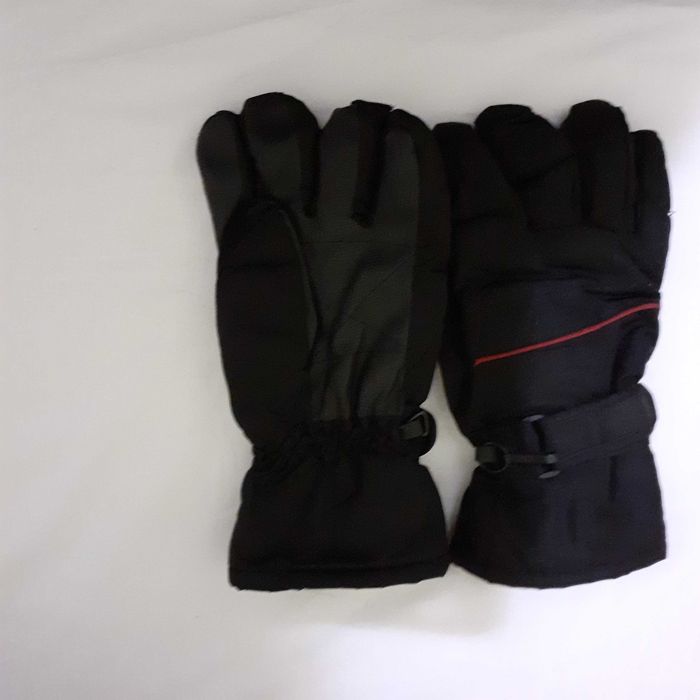 Продавам скиорски ръкавици черни за 10-13 години