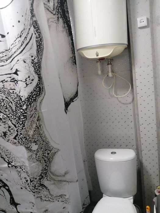 Продаётся 1 ком квар, переделанная в 2 ком. в г Янгиюле р-н Нихи.