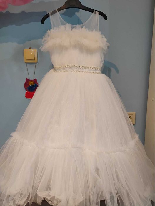 Уникална рокля с обръч за официални поводи