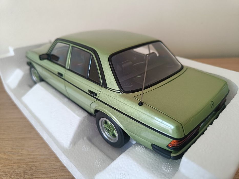 Mercedes 123, Norev 1:18