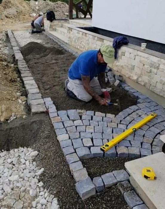 Vând piatră cubică de pavaj istoric și montez