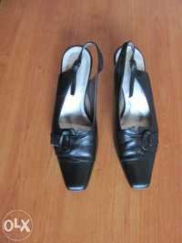 Pantofi din piele de culoare neagra nr. 34