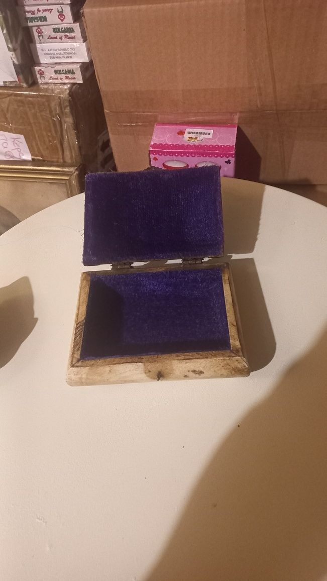 Кутия от кост със медни орнаменти
