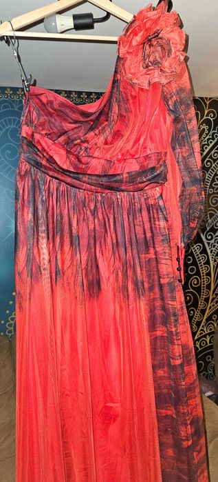 Rochie eleganta lunga, crapatura pe picior, negru cu rosu