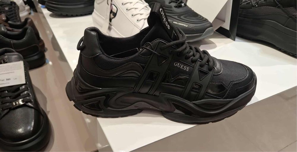 Adidași guess noi nouți.
