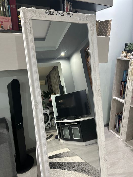 Огледало с дървена рамка