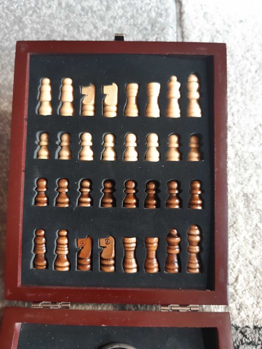 СЕТ - комплект за шах и вино (аксесоар)