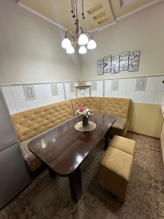 Угловой диван с пуфиками