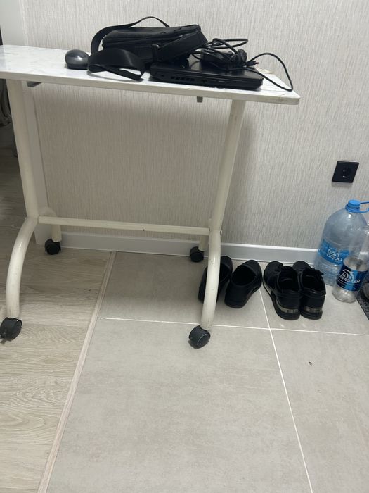“Передвижной стол на колесах белый