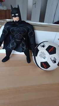 Figurina erou negru și minge fotbal