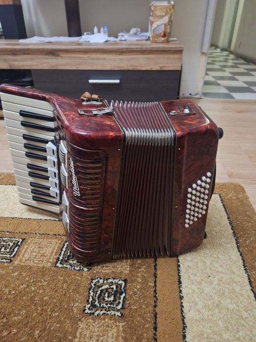 Акордеон Велтмайстер 40баса.Като нов