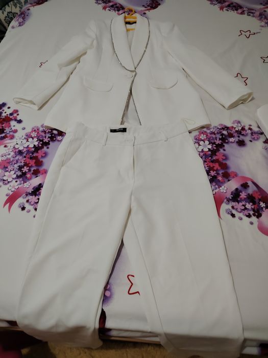 Vând costum folosit o singura data