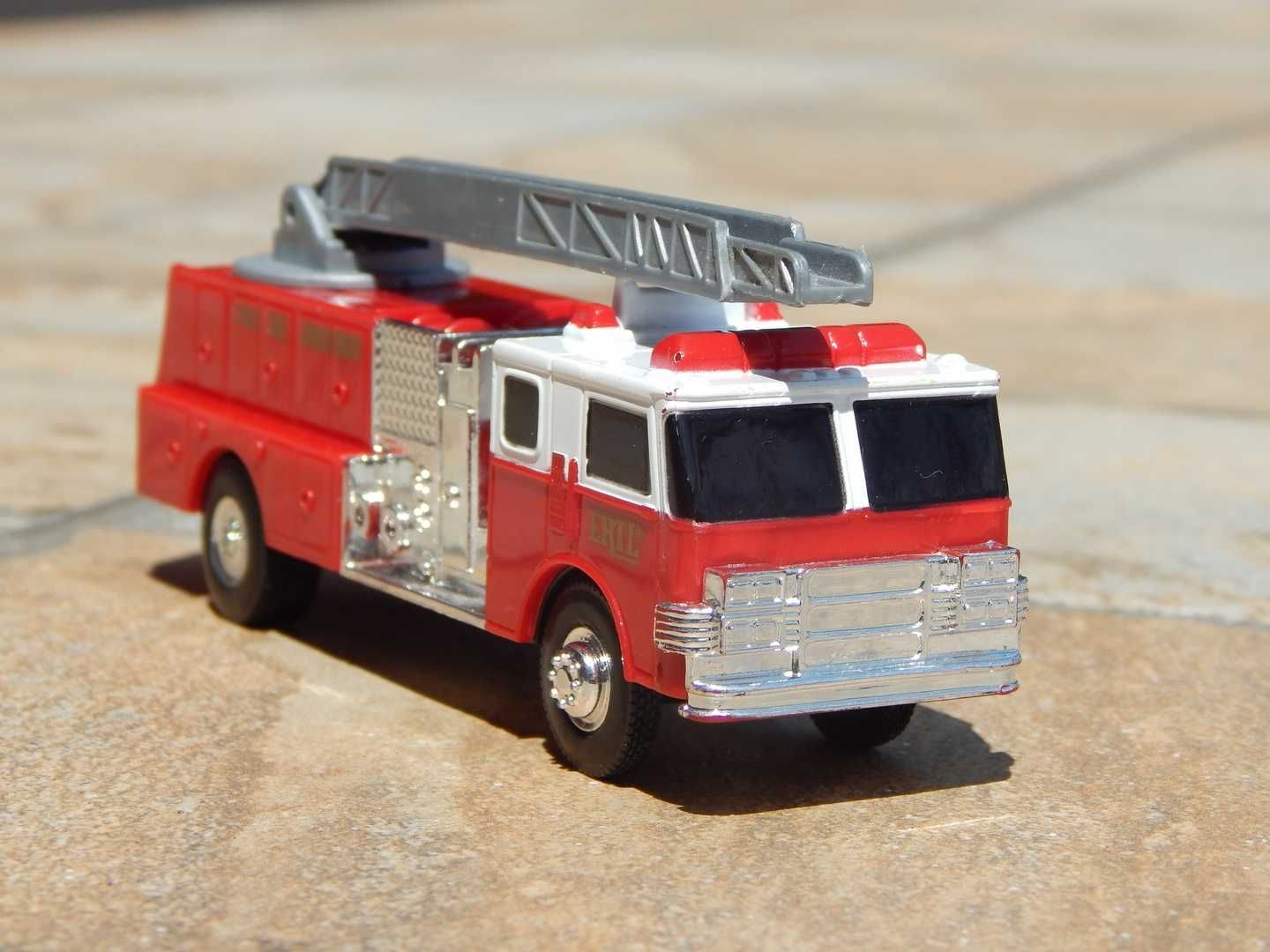 Macheta masina pompieri americana ERTL N Play sc 1:50 cu scara mobila