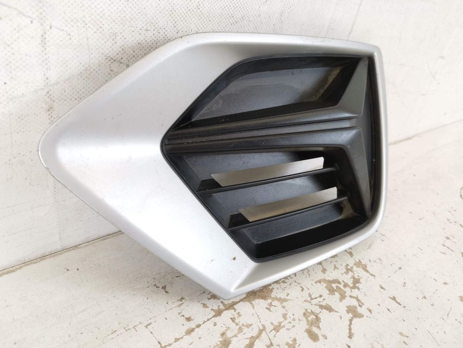 Ауди Q3 / Audi Q3 [ - ] Оригинална дясна решетка на проектора в добро