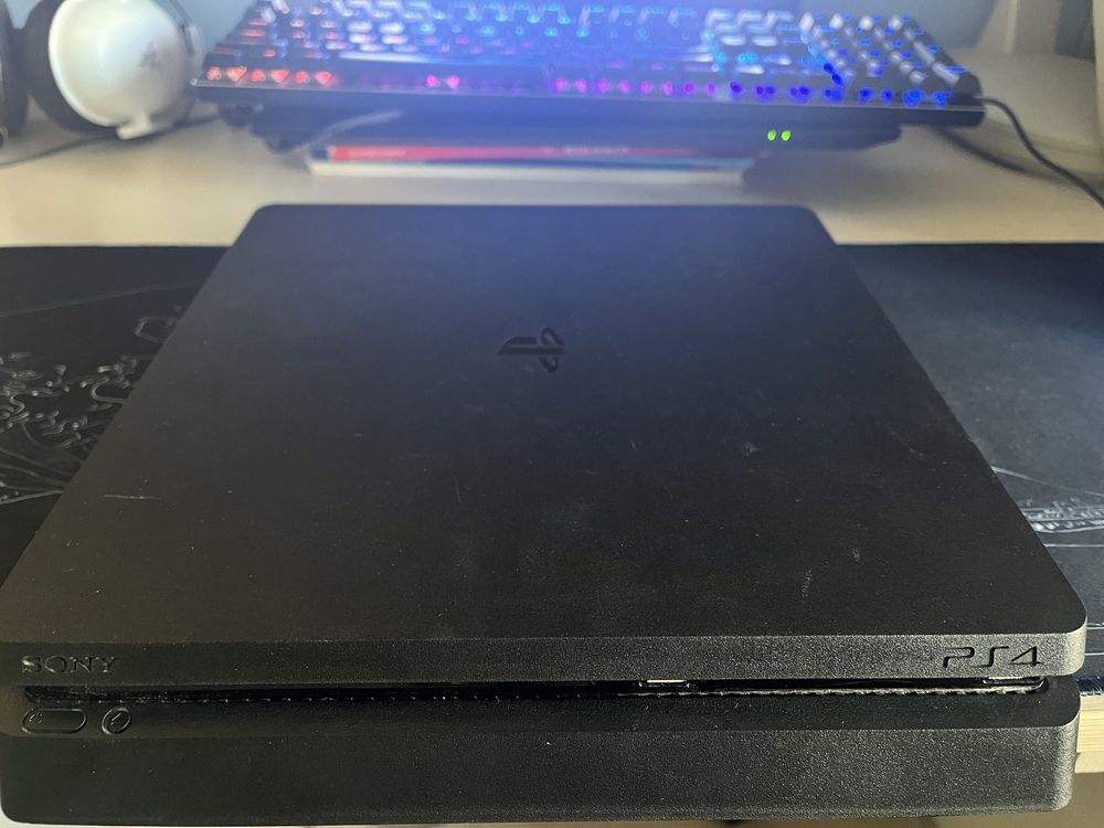 Playstation 4 slim с два контролера и игри