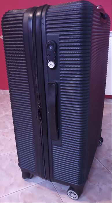 Черен голям куфар на колела